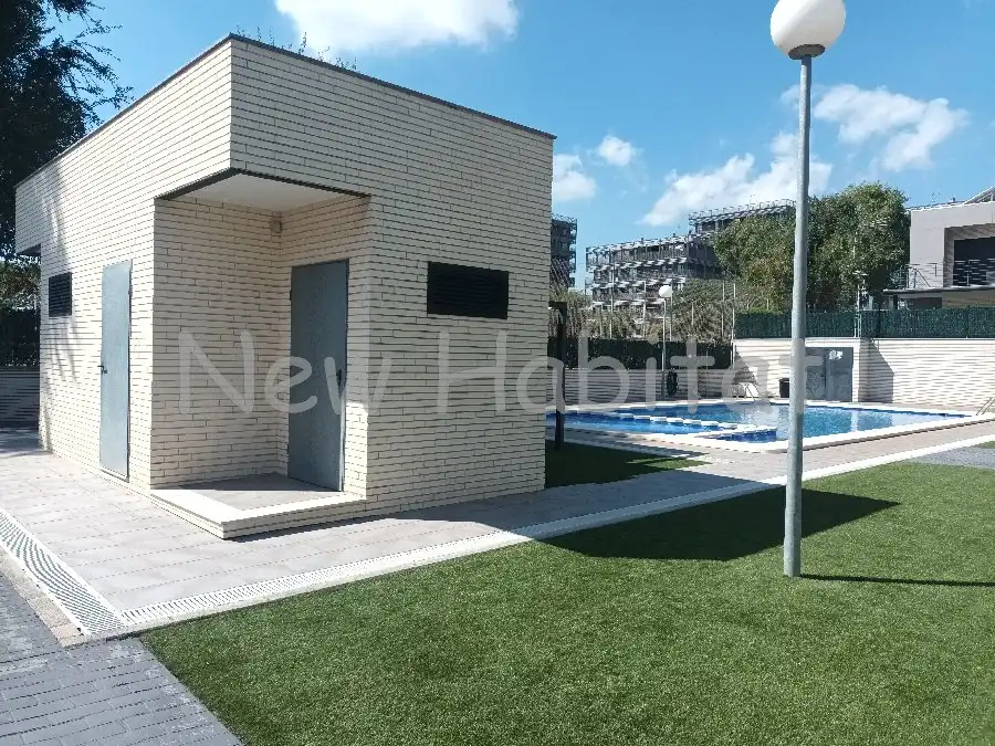 Piscina de Casa adosada en venta en Castellón de la Plana / Castelló de la Plana con Aire acondicionado, Jardín privado y Terraza