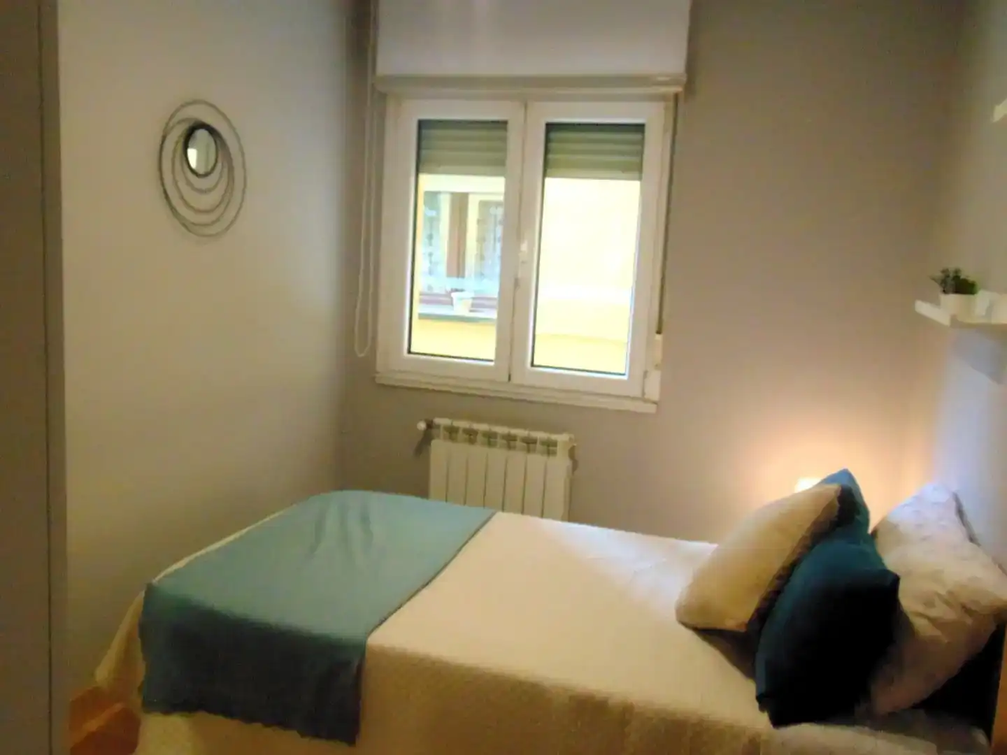 Schlafzimmer von Wohnung zur Miete in Lena mit Parkett und Möbliert