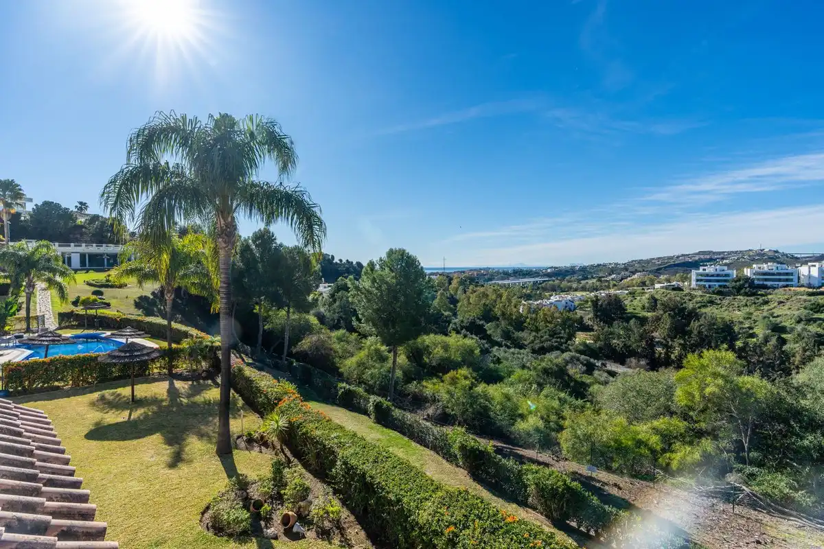 Außenansicht von Wohnungen zum Verkauf in Benahavís mit Klimaanlage, Privatgarten und Terrasse