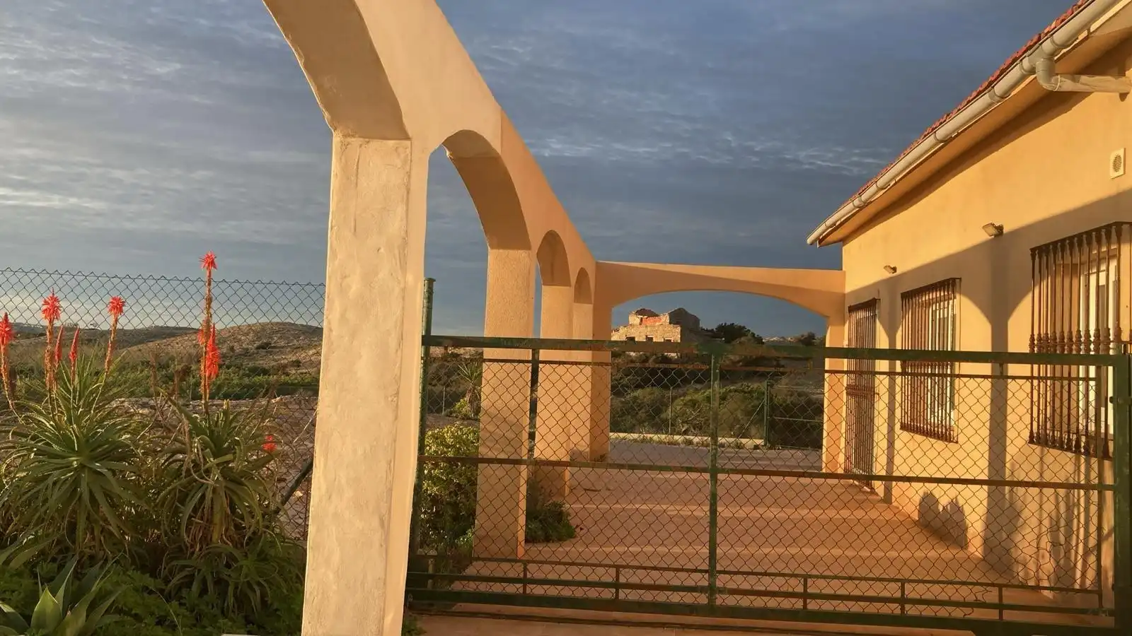 Vista exterior de Casa o xalet en venda en Alicante / Alacant amb Jardí privat i Terrassa