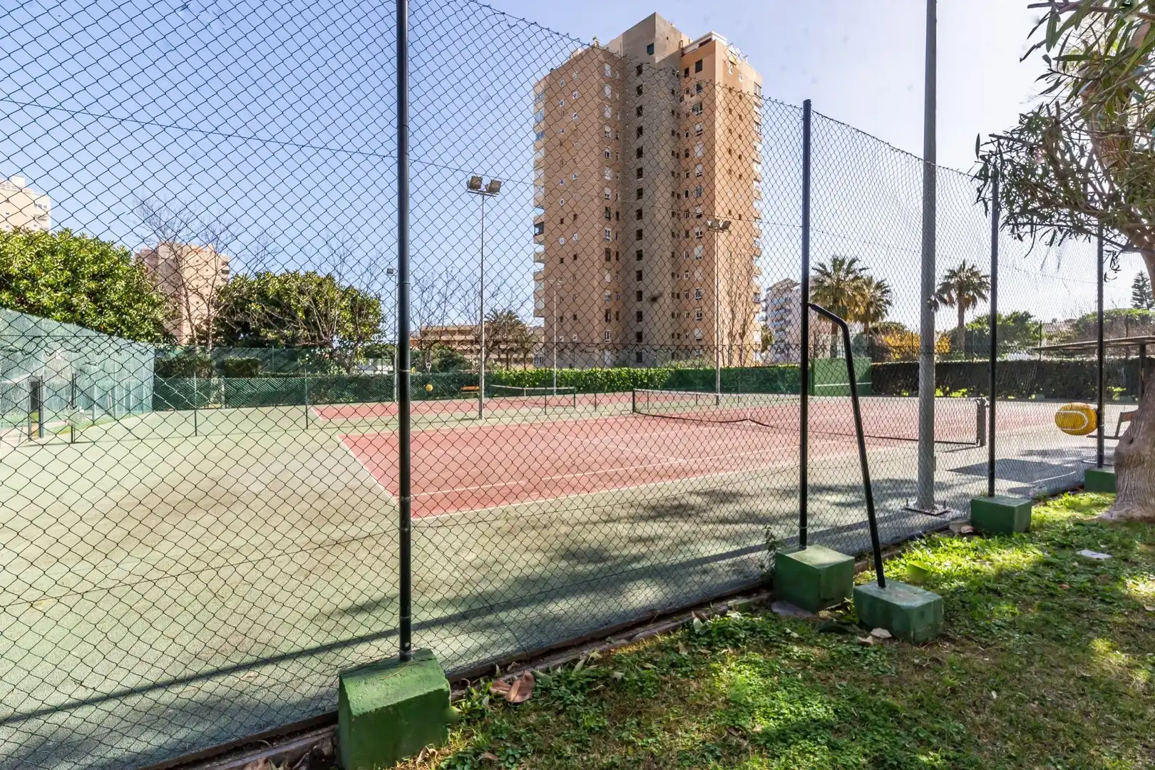 Vista exterior de Piso en venta en Torremolinos con Aire acondicionado, Jardín privado y Terraza