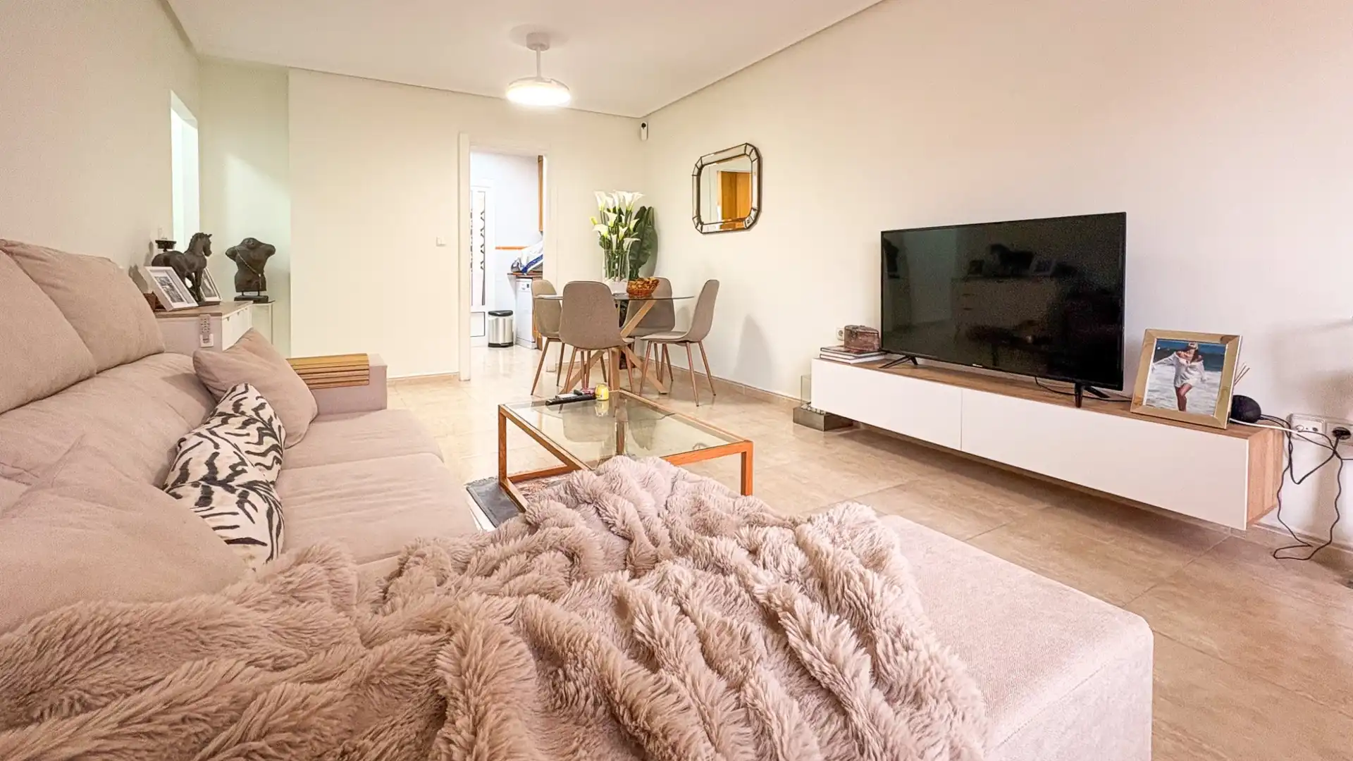 Sala d'estar de Casa adosada en venda en Elche / Elx amb Jardí privat, Terrassa i Traster