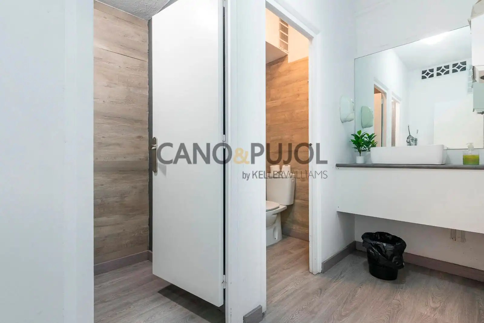 Bathroom of Buildings for sale in Rubí