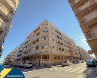 Vista exterior de Apartament en venda en Torrevieja amb Calefacció, Terrassa i Moblat