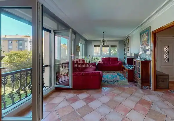 Sala d'estar de Casa o xalet en venda en Vigo  amb Calefacció, Jardí privat i Parquet