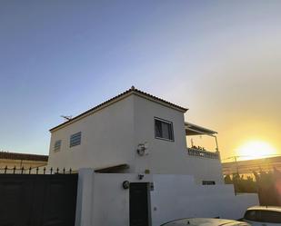 Vista exterior de Casa o xalet en venda en Arona amb Jardí privat, Terrassa i Traster