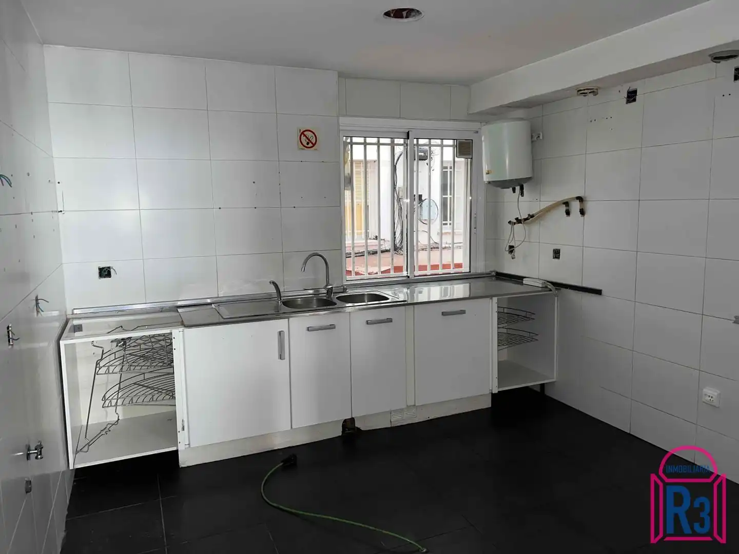 Küche von Büro zum Verkauf in León Capital  mit Heizung