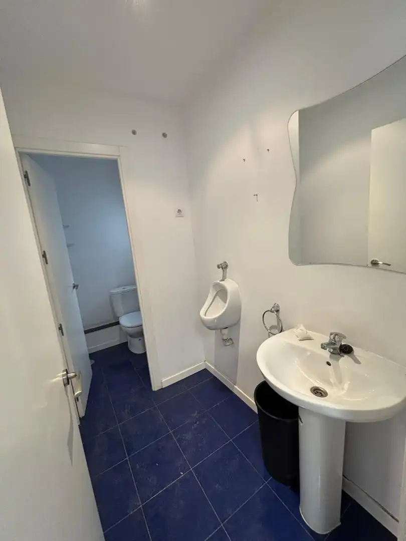 Badezimmer von Büro zur Miete in Madrid mit Klimaanlage und Möbliert