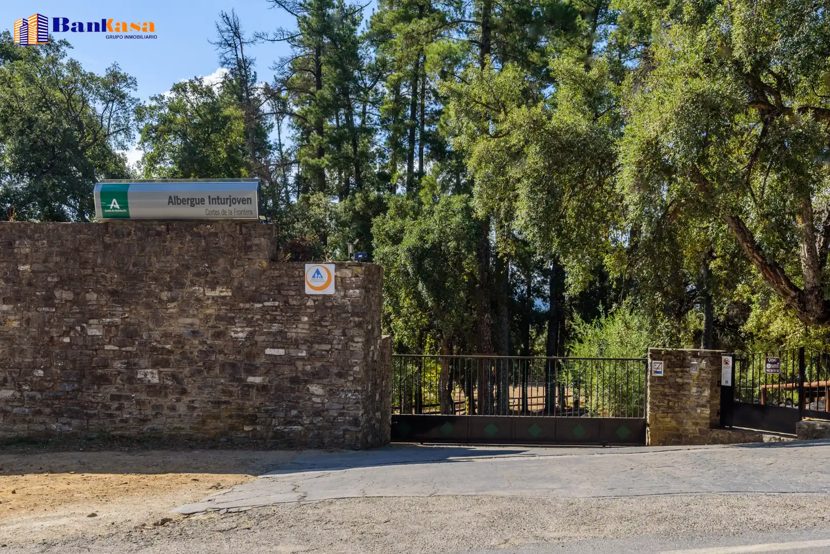 Vista exterior de Casa o xalet en venda en Cortes de la Frontera amb Calefacció, Jardí privat i Moblat