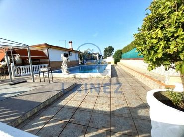 Casa amb piscina en venda a Periurbano Este - Campiña