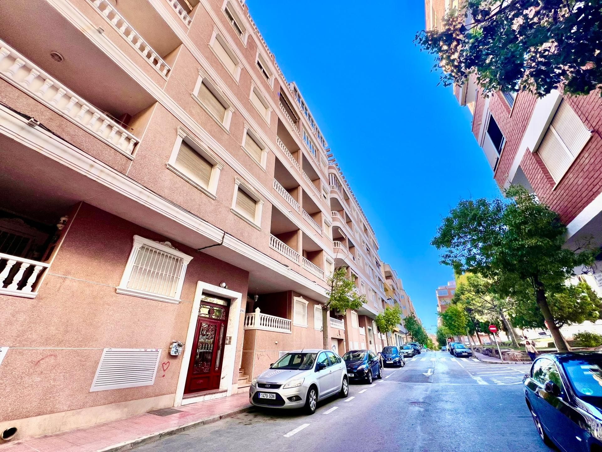 Vista exterior de Apartament en venda en Torrevieja amb Aire condicionat, Terrassa i Traster