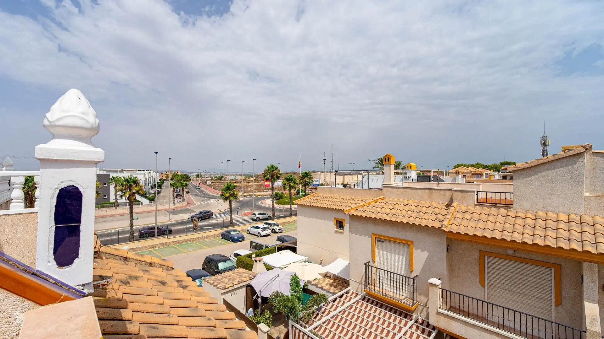 Vista exterior de Casa o xalet en venda en Torrevieja amb Moblat, Balcó i Piscina comunitària