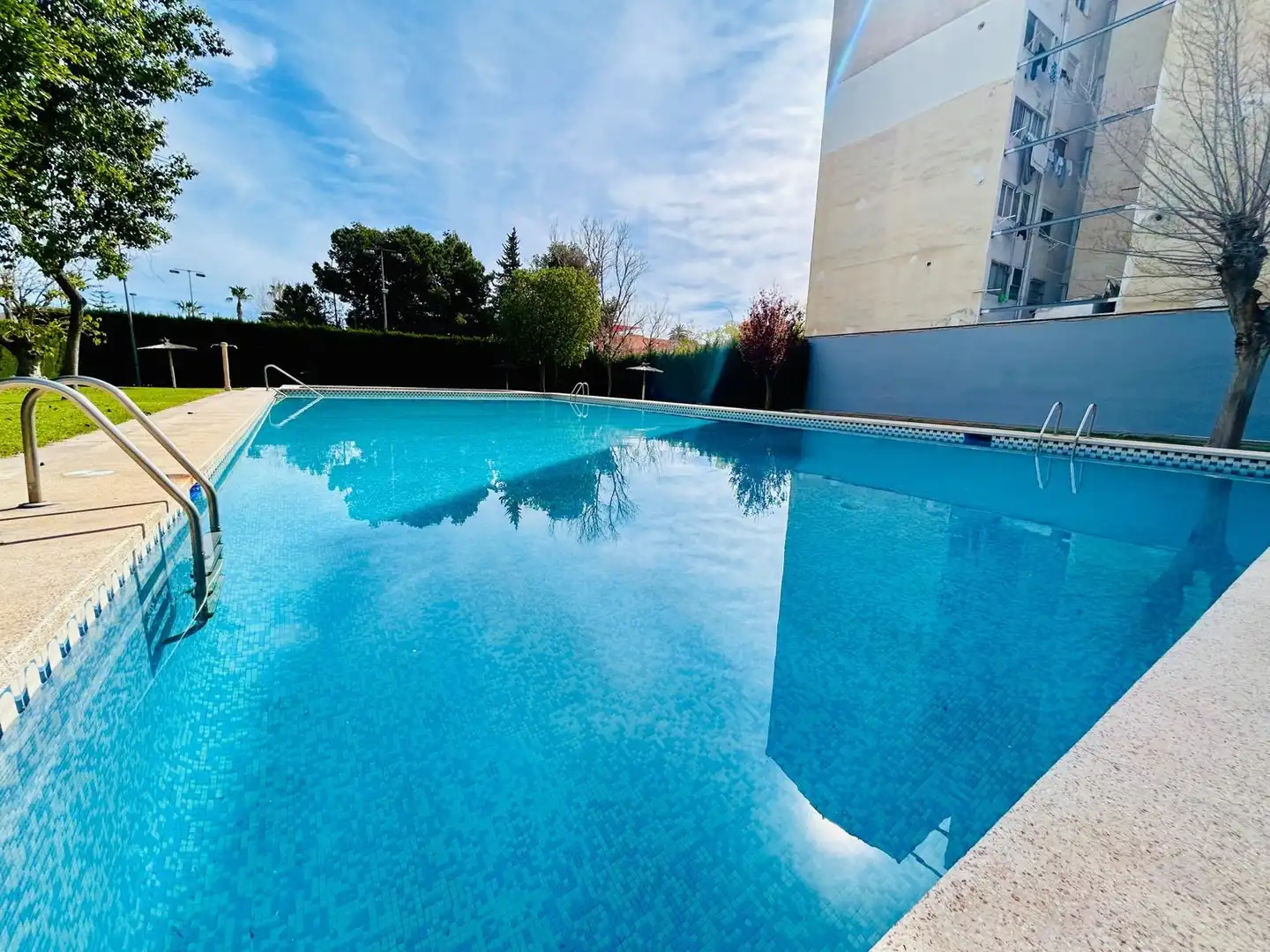 Piscina de Pis en venda en Alicante / Alacant amb Aire condicionat, Jardí privat i Moblat