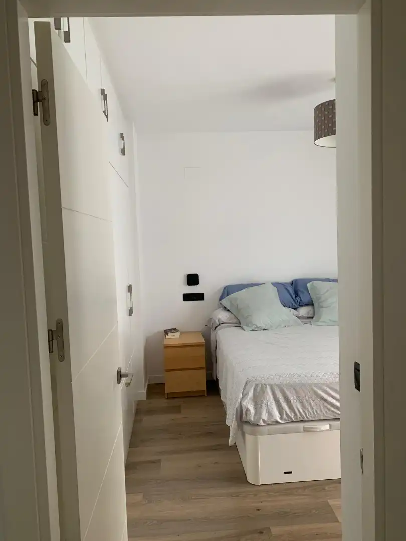 Dormitori de Pis en venda en Sevilla amb Aire condicionat, Terrassa i Moblat