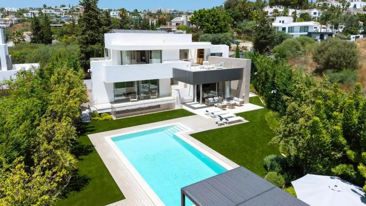 Vista exterior de Casa o xalet en venda en Estepona amb Aire condicionat, Calefacció i Jardí privat