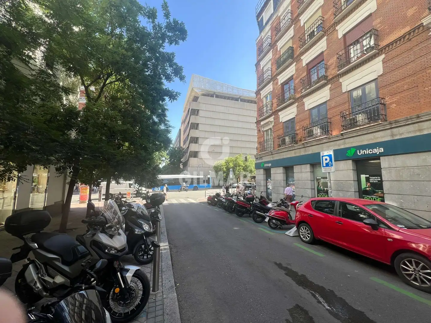 Vista exterior de Local en venda en Madrid