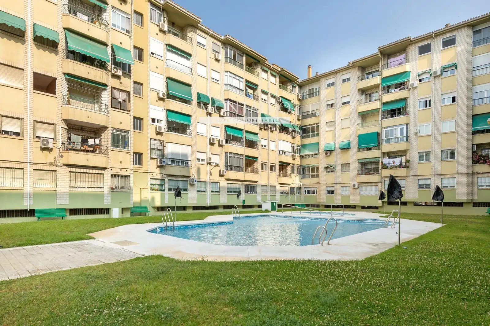 Außenansicht von Wohnung zur Miete in Granada mit Klimaanlage, Schwimmbad und Möbliert
