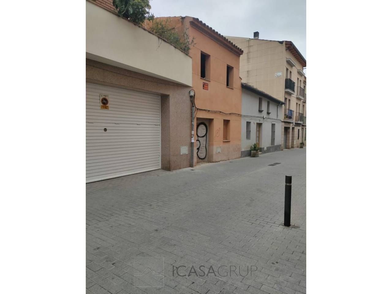 Vista exterior de Casa adosada en venda en Rubí amb Terrassa