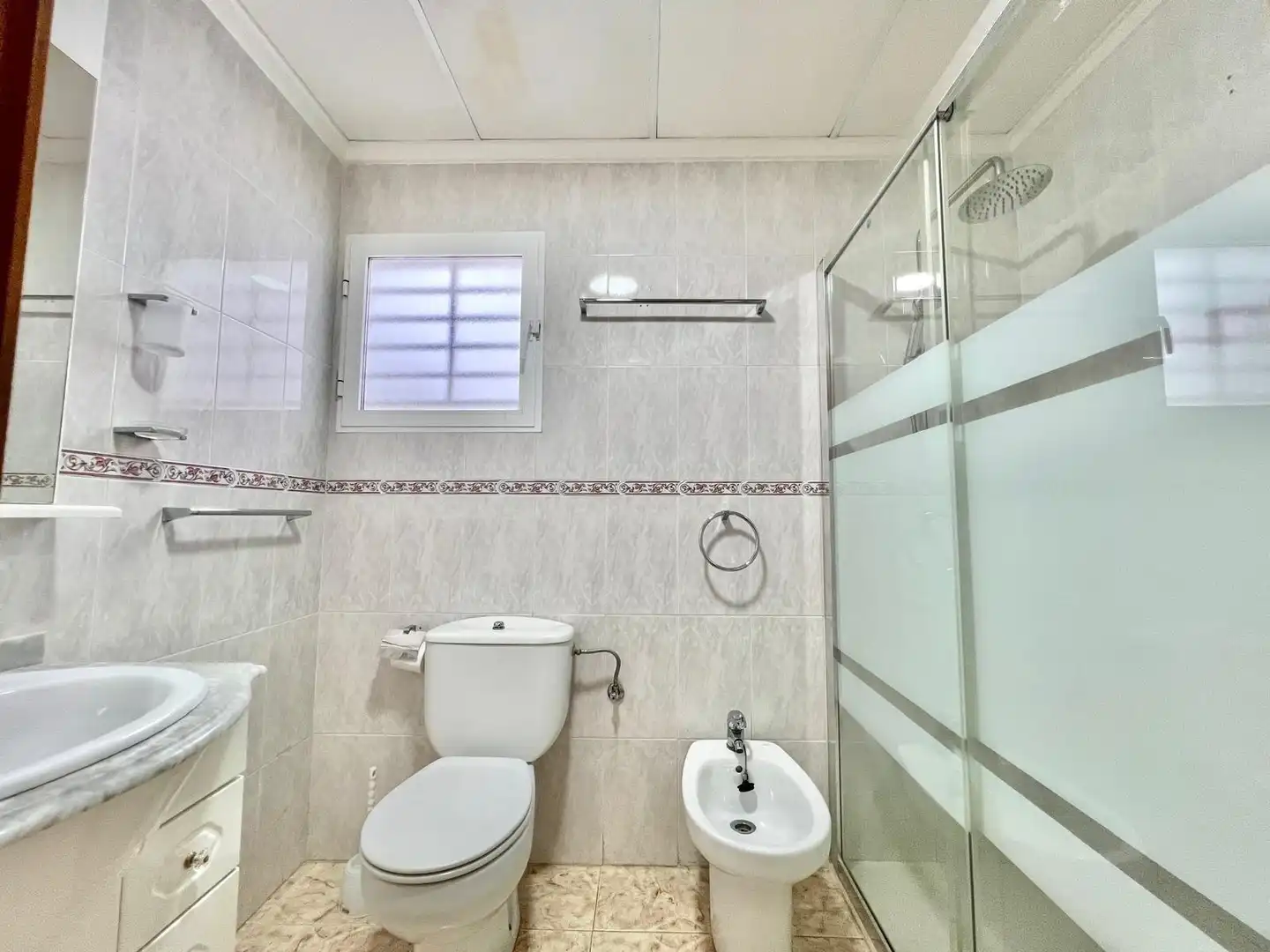 Badezimmer von Wohnungen zum Verkauf in Torrevieja mit Klimaanlage, Heizung und Möbliert
