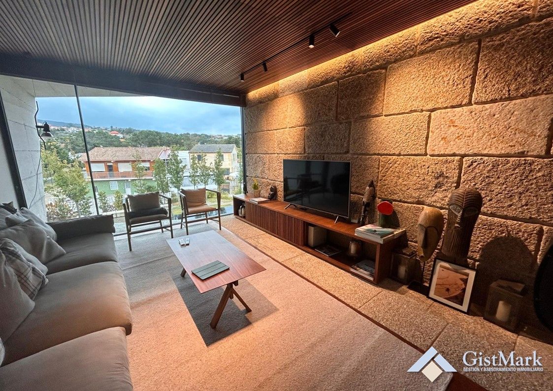 Sala d'estar de Casa o xalet en venda en Nigrán amb Calefacció, Jardí privat i Parquet