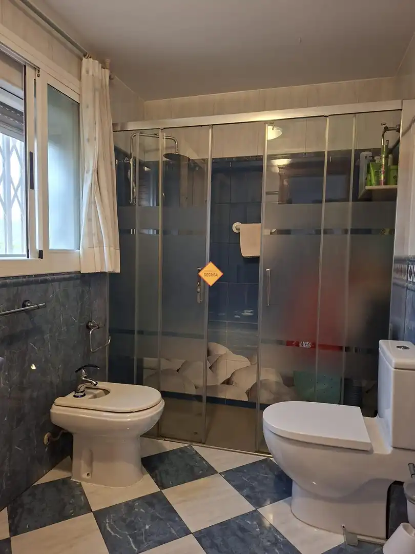 Bany de Casa o xalet en venda en Paterna amb Aire condicionat, Calefacció i Jardí privat
