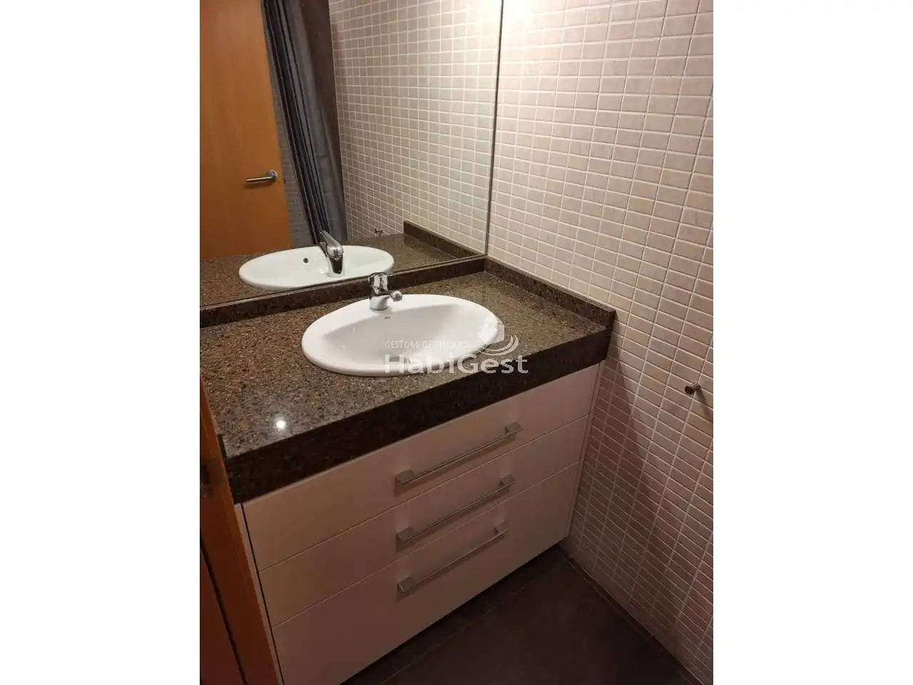 Badezimmer von Wohnung zur Miete in Girona mit Klimaanlage, Heizung und Parkett