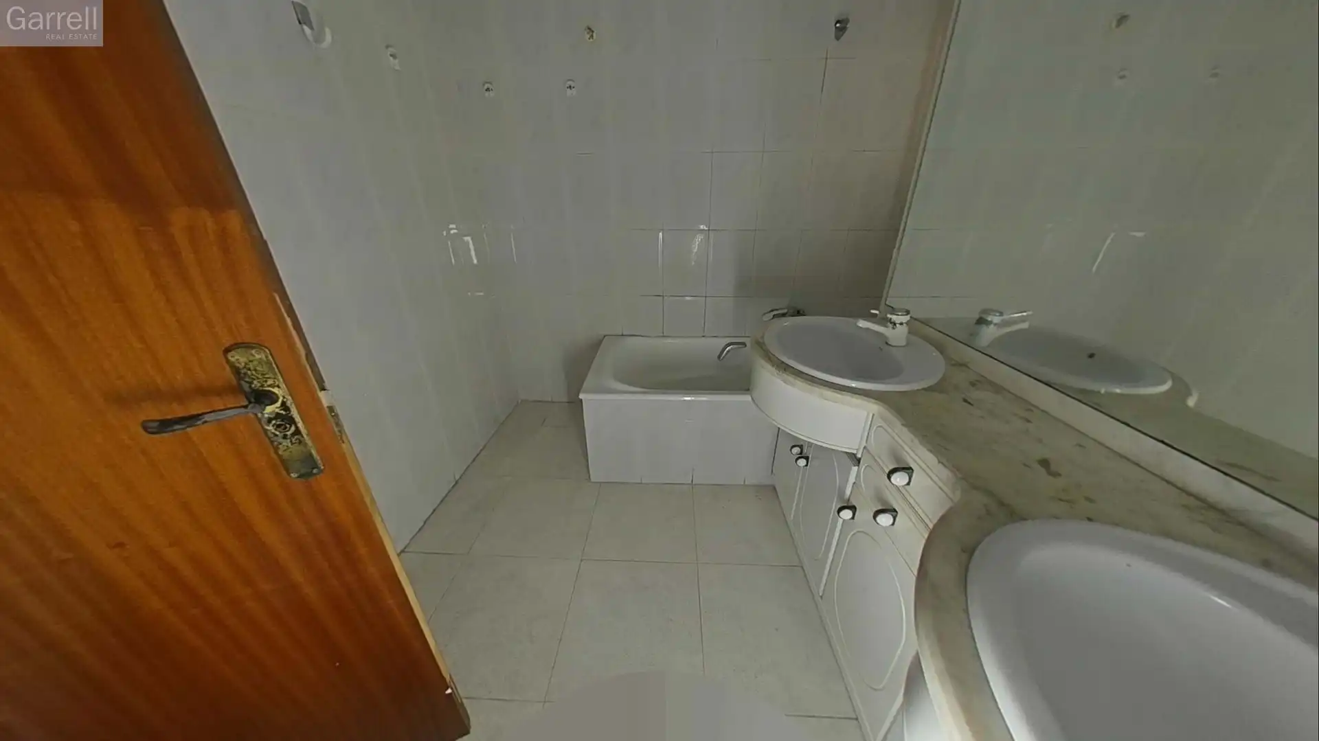 Bathroom of Flat for sale in El Vendrell