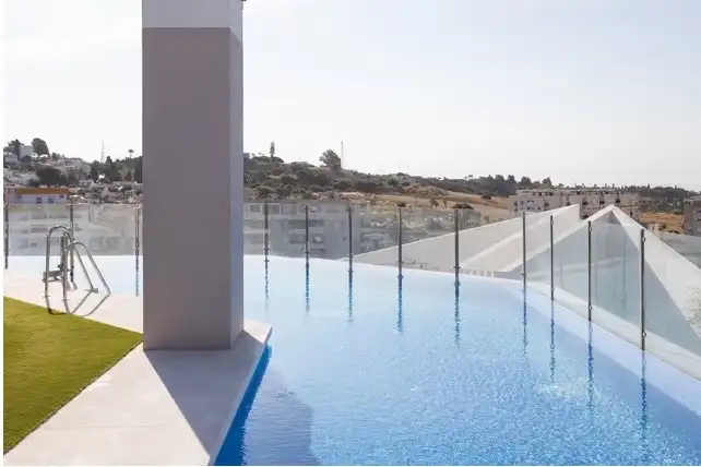 Piscina de Ático en venta en Marbella con Aire acondicionado, Calefacción y Jardín privado