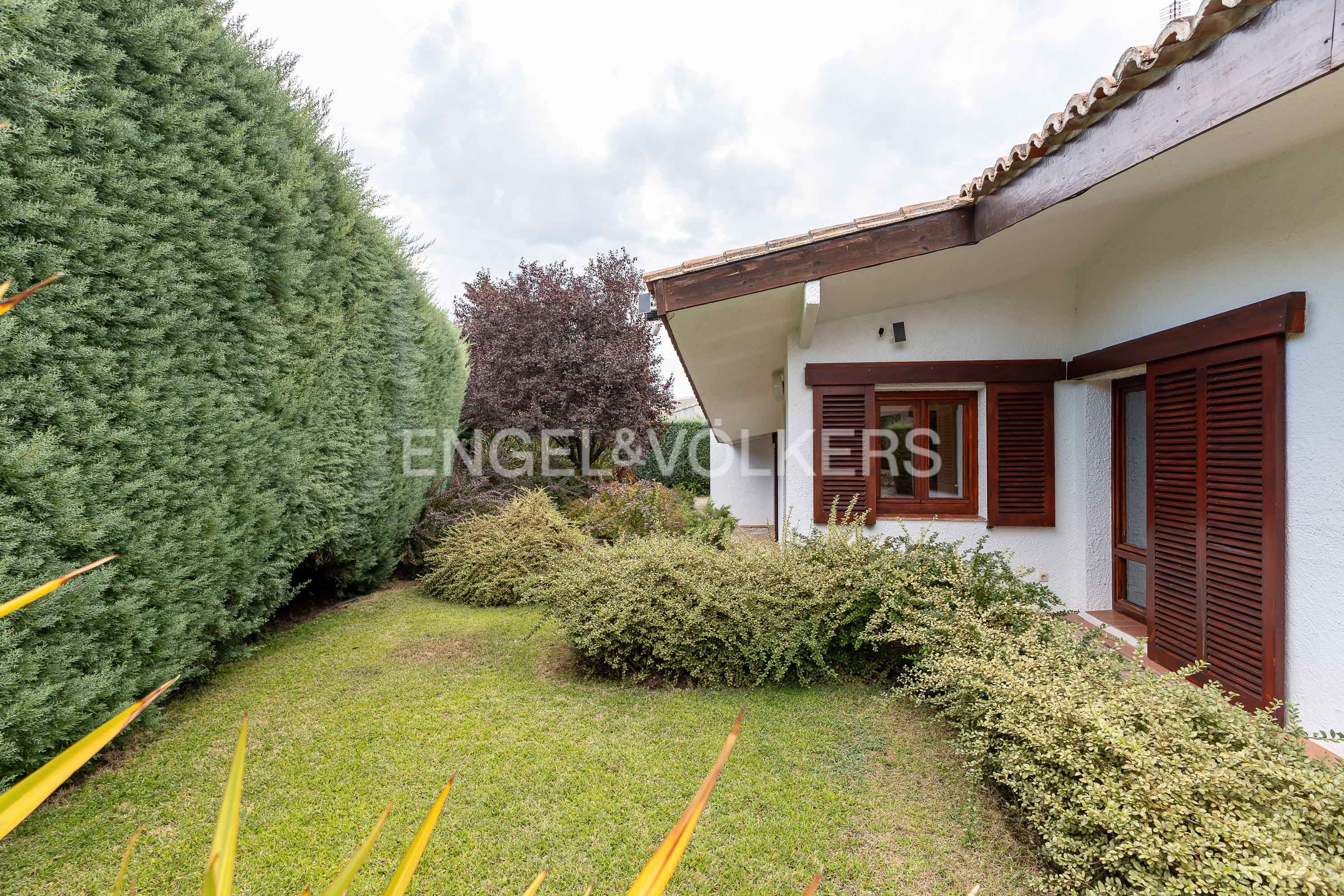 Vista exterior de Casa o xalet en venda en Nuevo Baztán amb Aire condicionat, Calefacció i Jardí privat