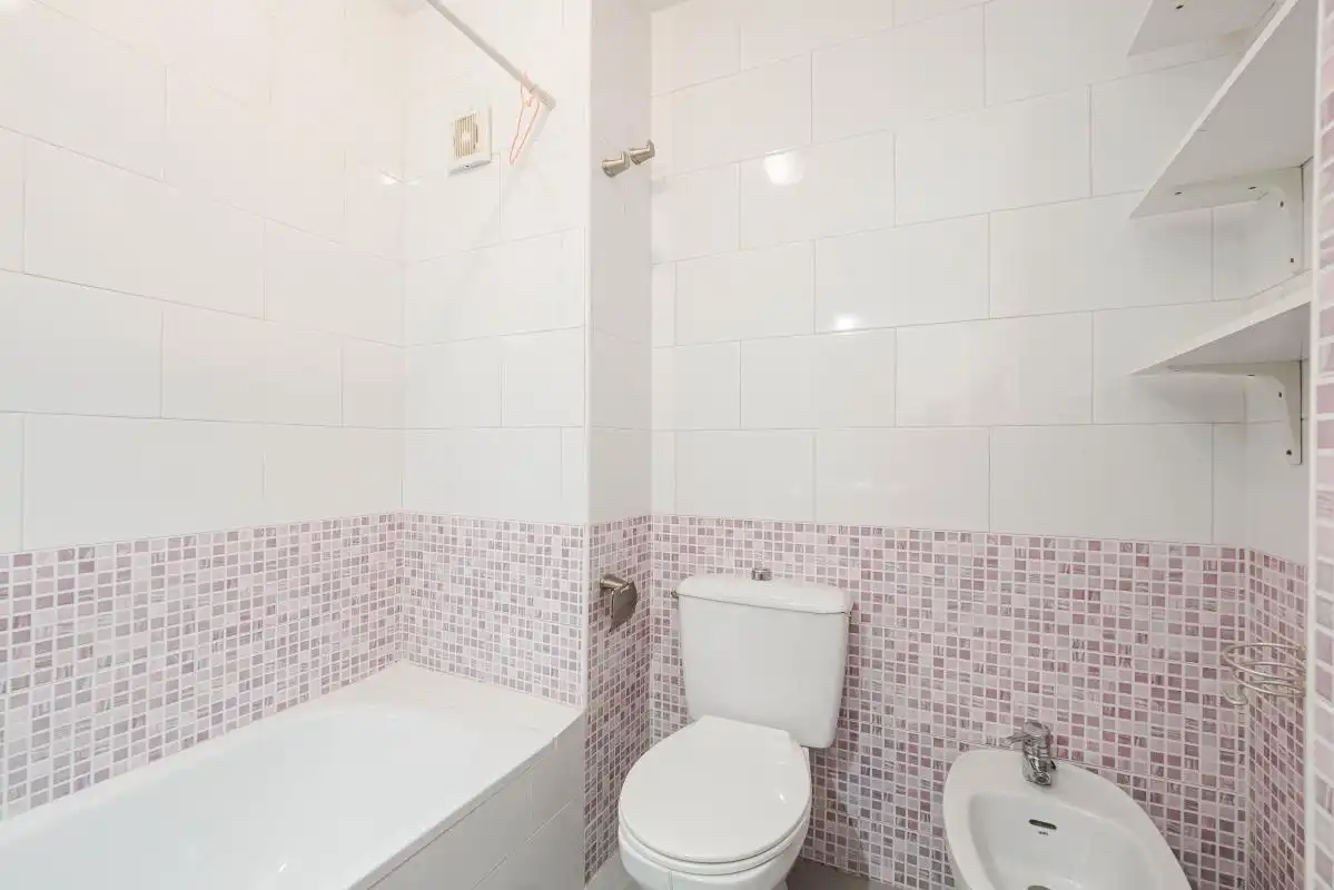 Bathroom of Flat for sale in Camas  with Air Conditioner, Heating and Storage room