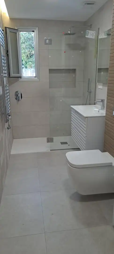 Bany de Apartament de lloguer en Granada amb Aire condicionat, Piscina i Piscina comunitària