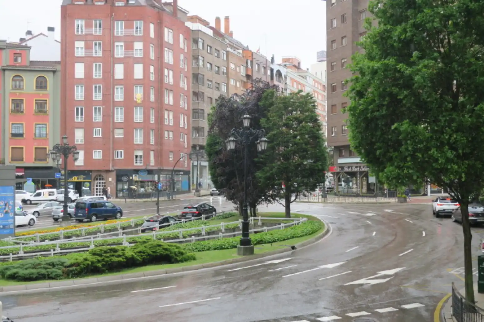 Vista exterior de Oficina en venda en Oviedo  amb Calefacció i Moblat