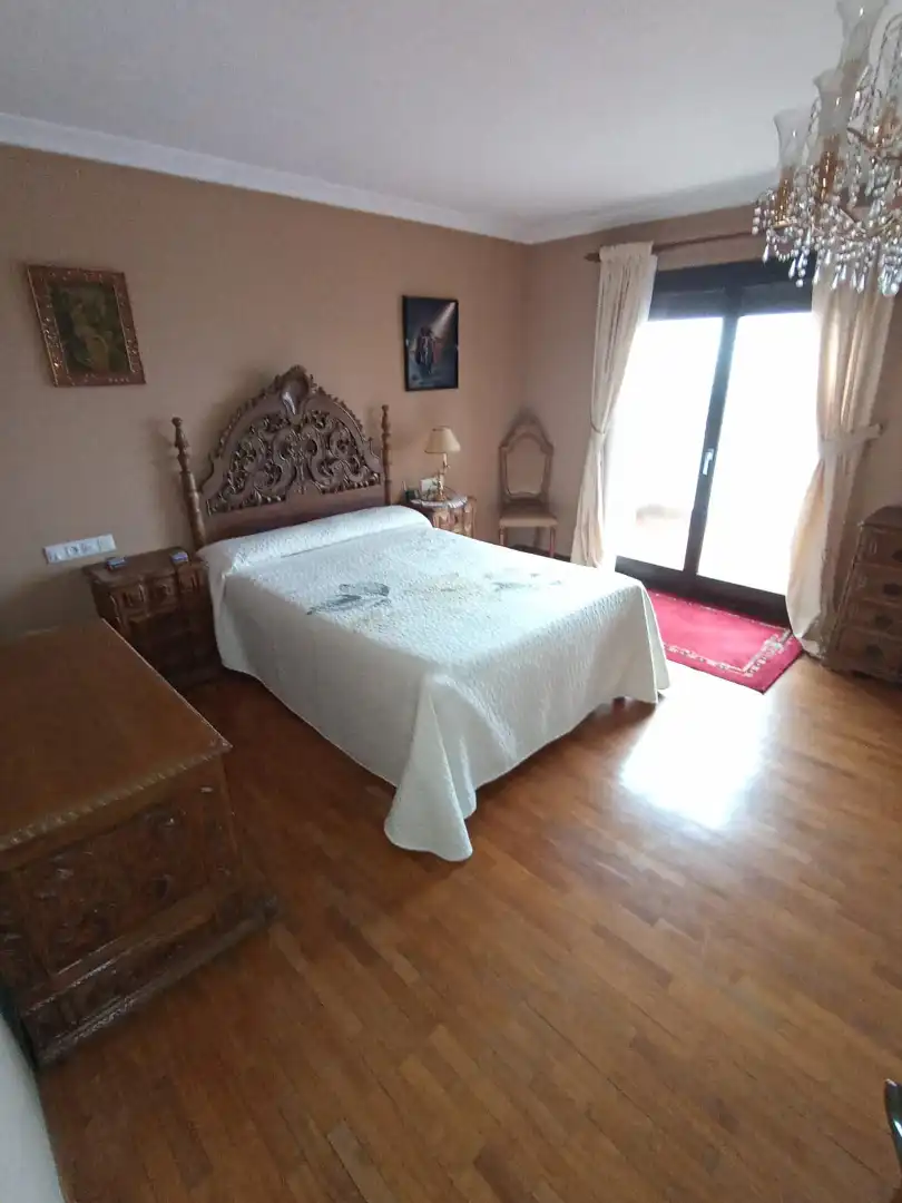 Dormitori de Casa adosada en venda en Gijón  amb Calefacció, Jardí privat i Terrassa
