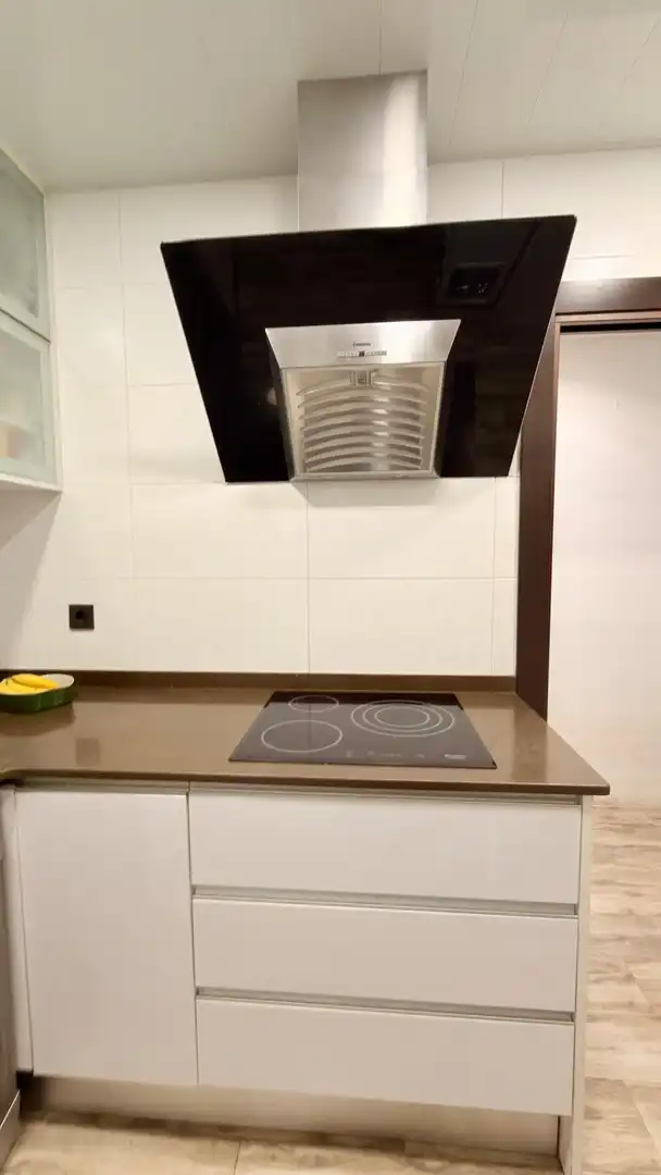 Cuina de Planta baixa en venda en Cornellà de Llobregat amb Aire condicionat i Terrassa