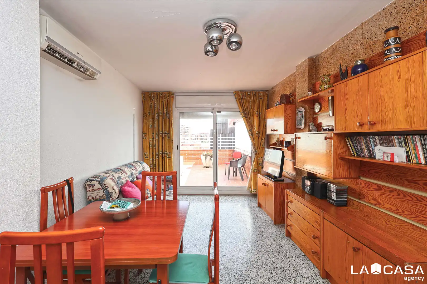 Sala de estar de Ático en venta en L'Hospitalet de Llobregat con Calefacción, Terraza y Balcón