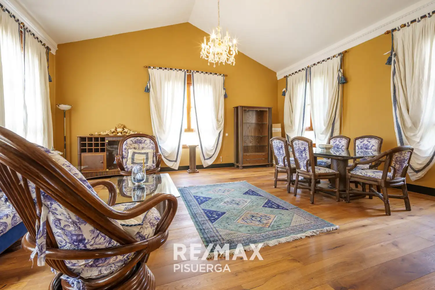 Sala d'estar de Casa o xalet en venda en Valladolid amb Calefacció, Jardí privat i Terrassa