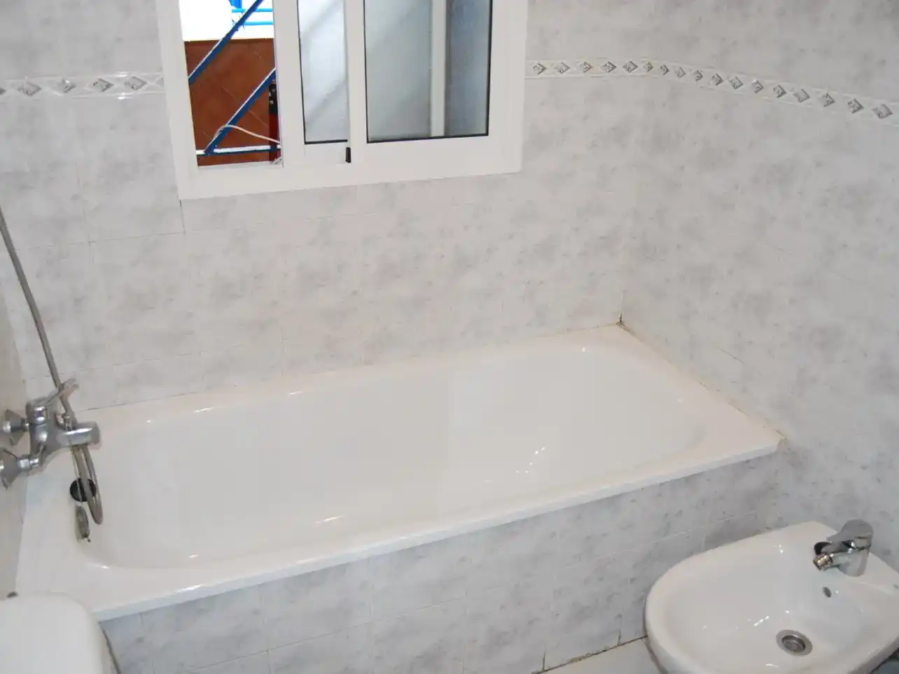 Bany de Apartament de lloguer en Algeciras amb Piscina