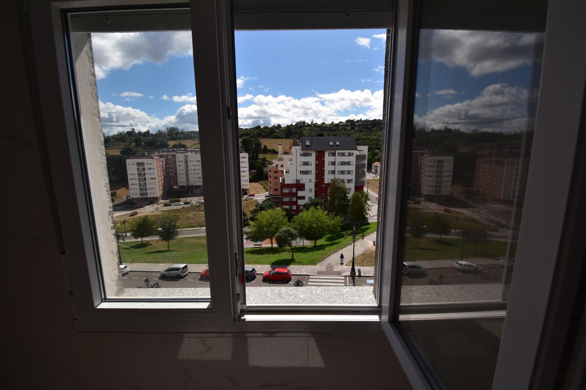 Dormitori de Pis en venda en Oviedo  amb Calefacció