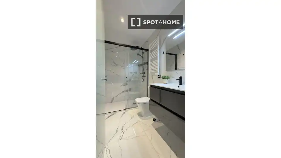 Bathroom of Flat for rent in Barcelona  with Air Conditioner, Heating and Furnished