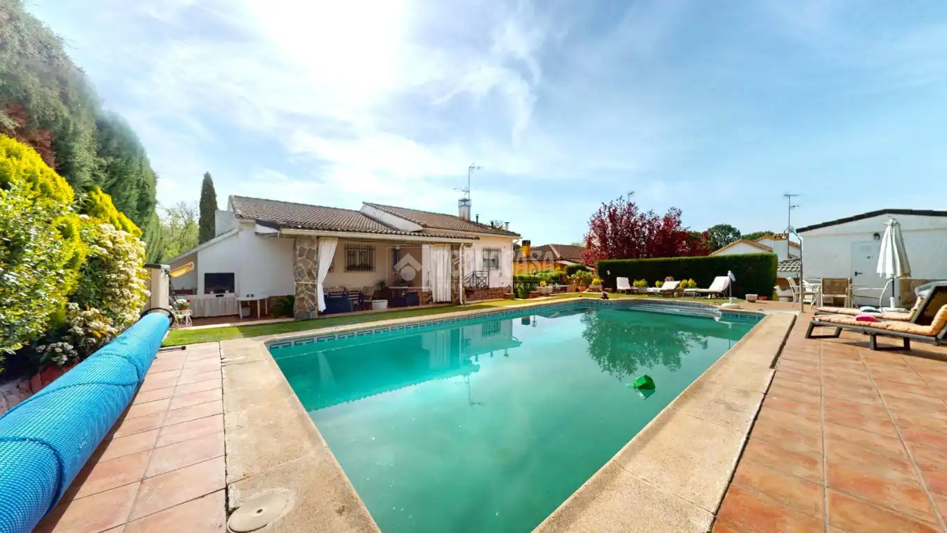 Jardí de Casa o xalet en venda en El Casar amb Piscina