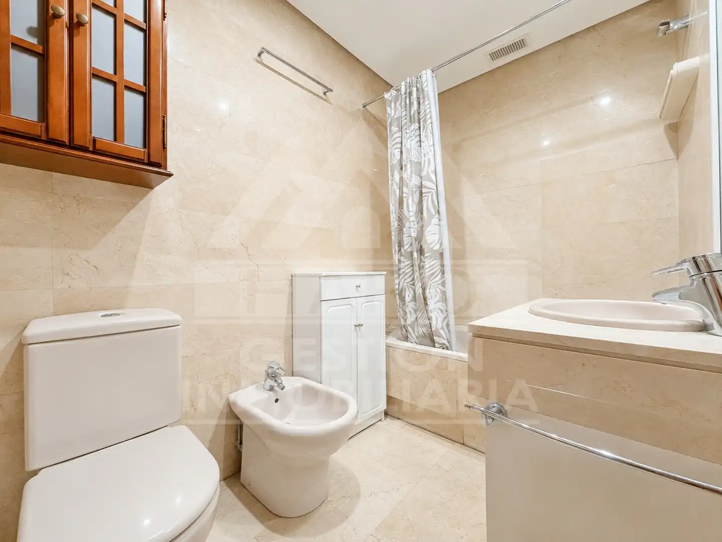 Badezimmer von Wohnung zum Verkauf in Madrid mit Klimaanlage, Ofen und Waschmaschine