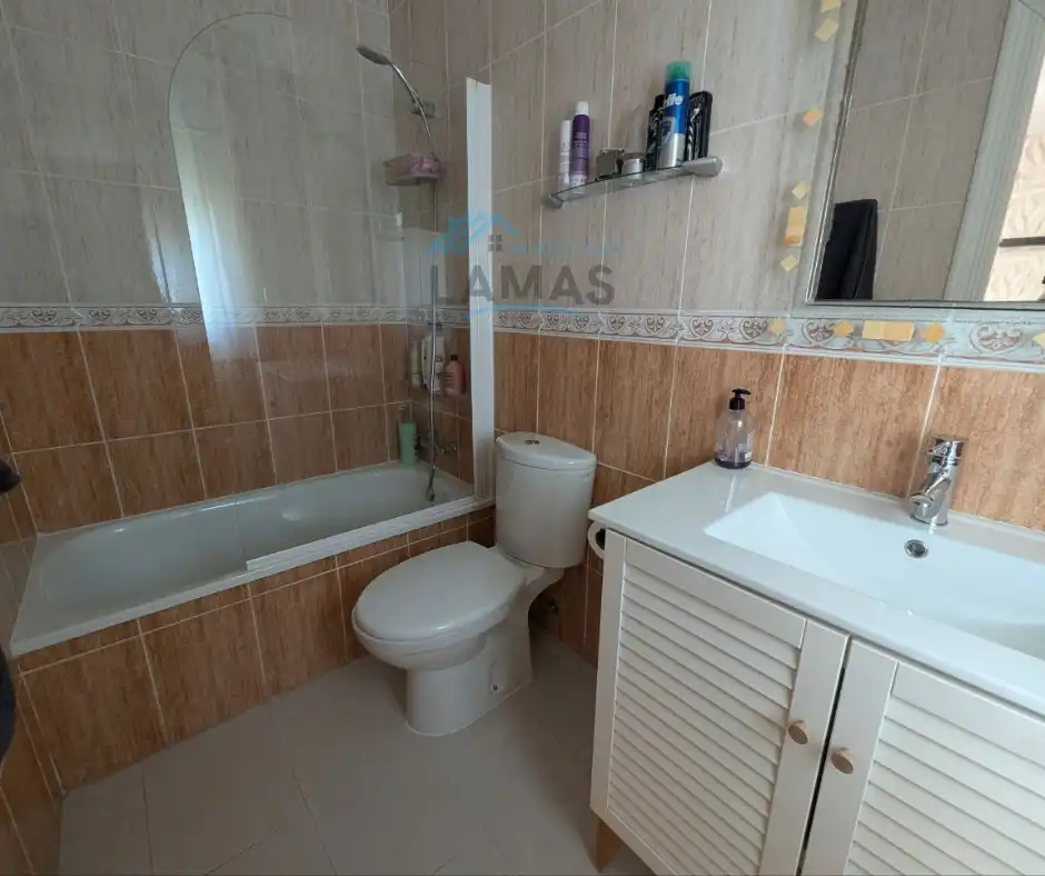 Badezimmer von Einfamilien-Reihenhaus zum Verkauf in Navalmoral de la Mata mit Klimaanlage, Heizung und Terrasse