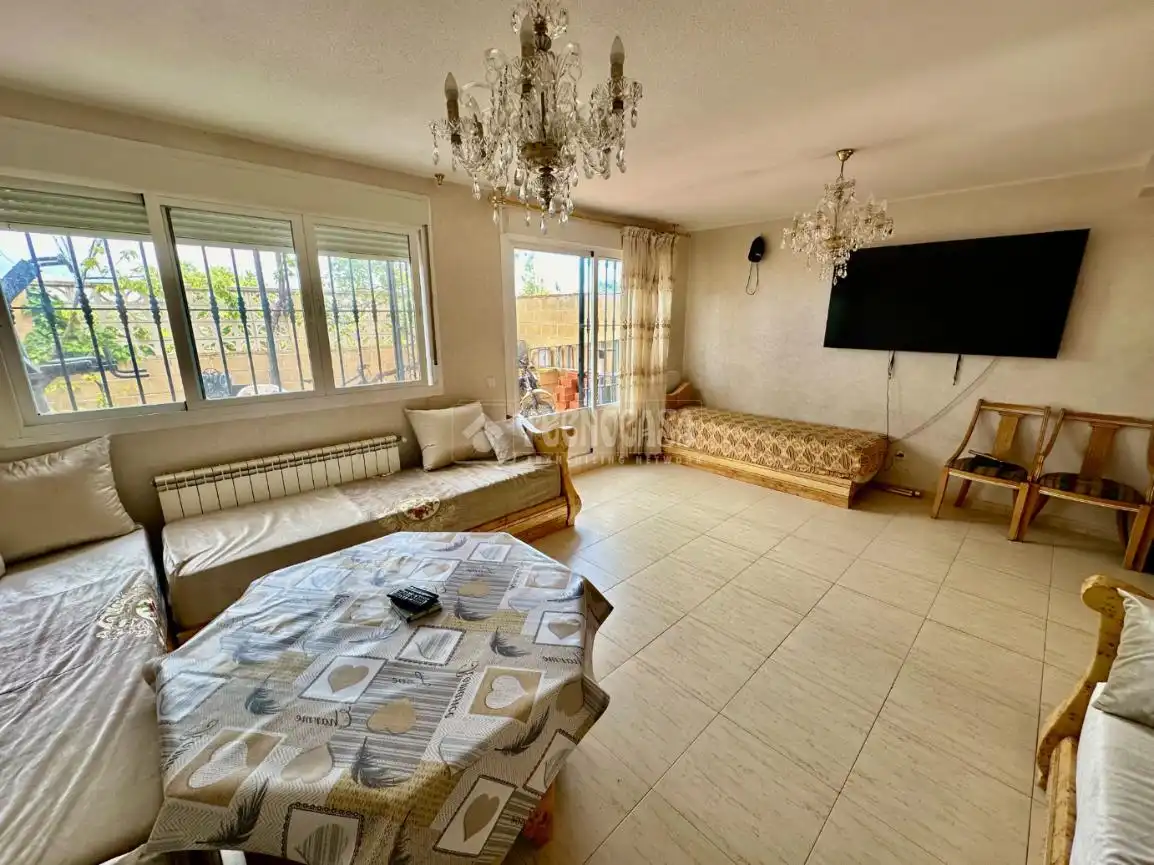 Sala d'estar de Casa adosada en venda en Pioz