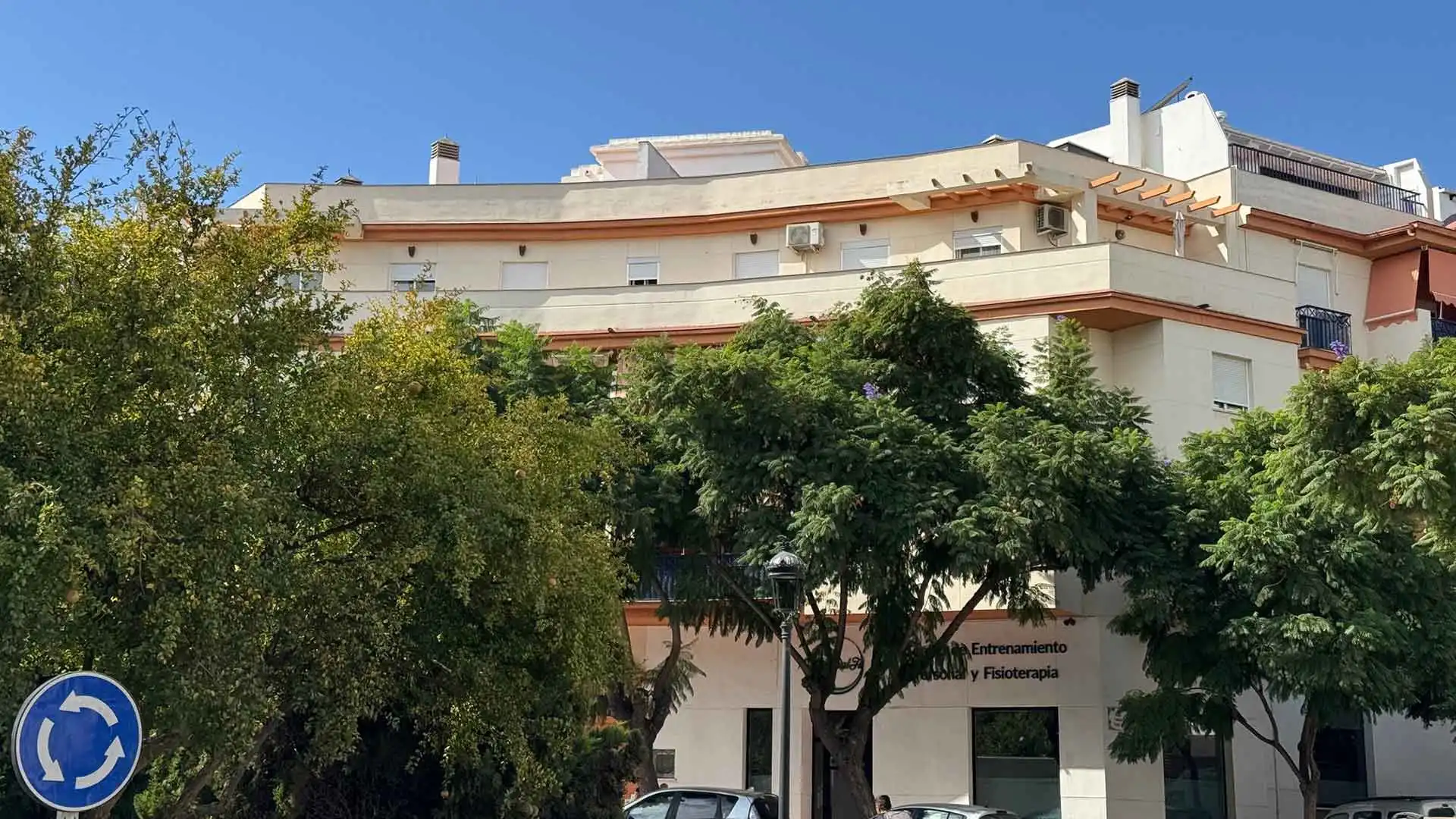 Vista exterior de Àtic en venda en Estepona amb Aire condicionat, Terrassa i Piscina