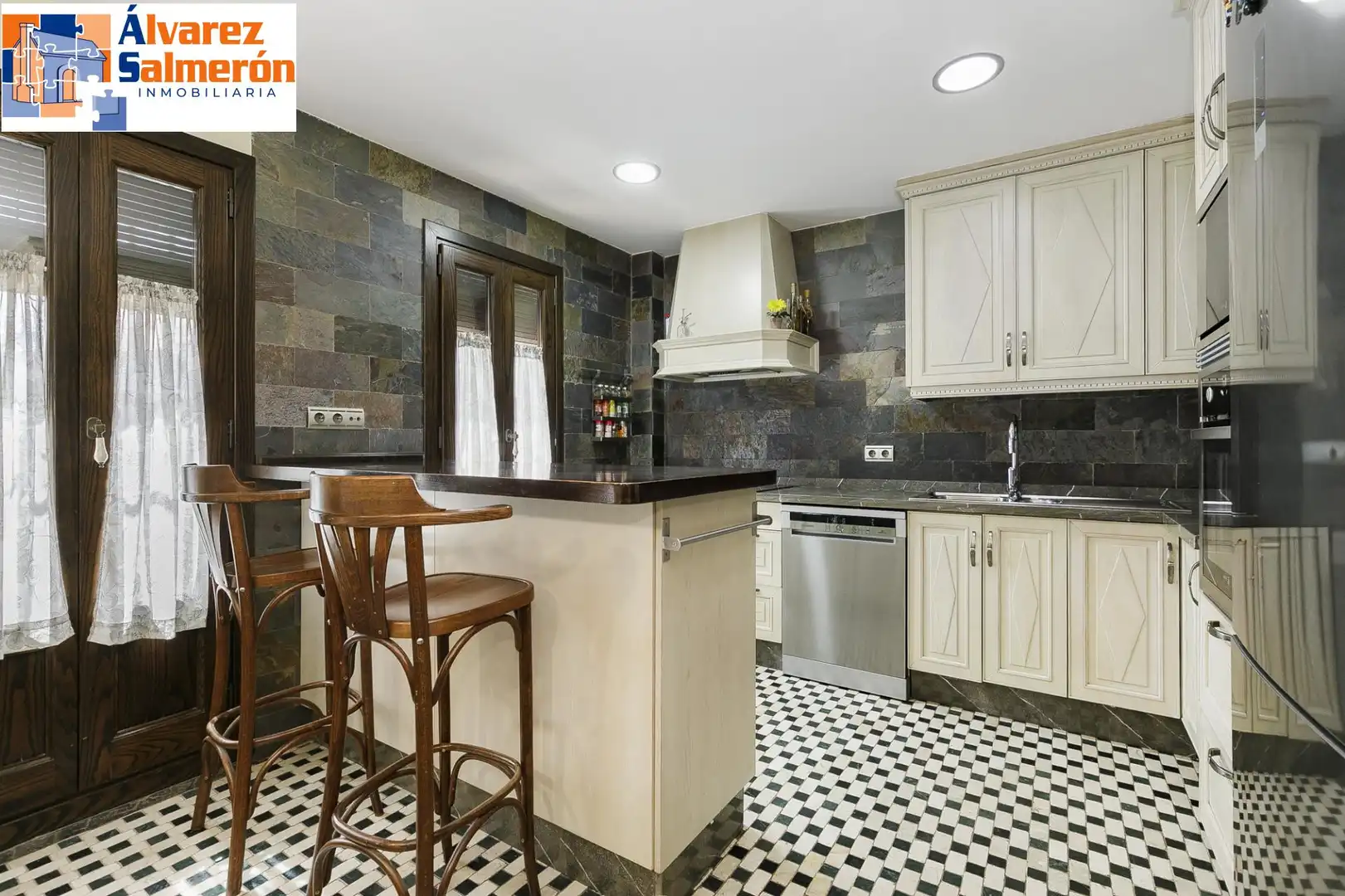 Cocina de Casa o chalet en venta en La Zubia con Aire acondicionado, Calefacción y Jardín privado
