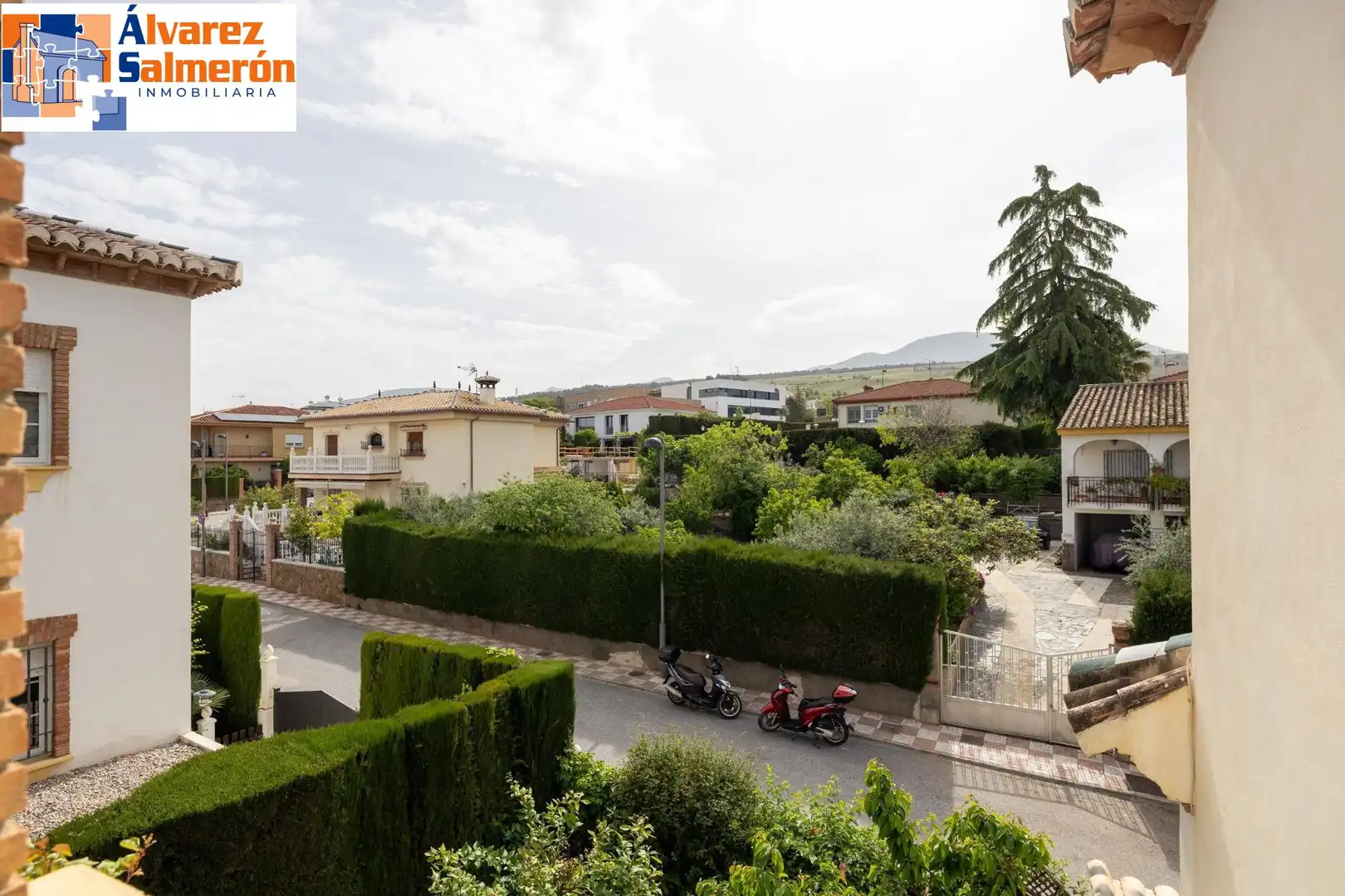 Vista exterior de Casa adosada en venda en La Zubia amb Terrassa, Traster i Piscina