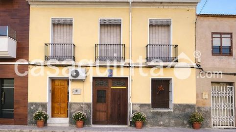 CHALET ADOSADO CON 2 VIVIENDAS INDEPENDIENTES Y GARAJE, CENTRO DE CATRAL 2 CALLES