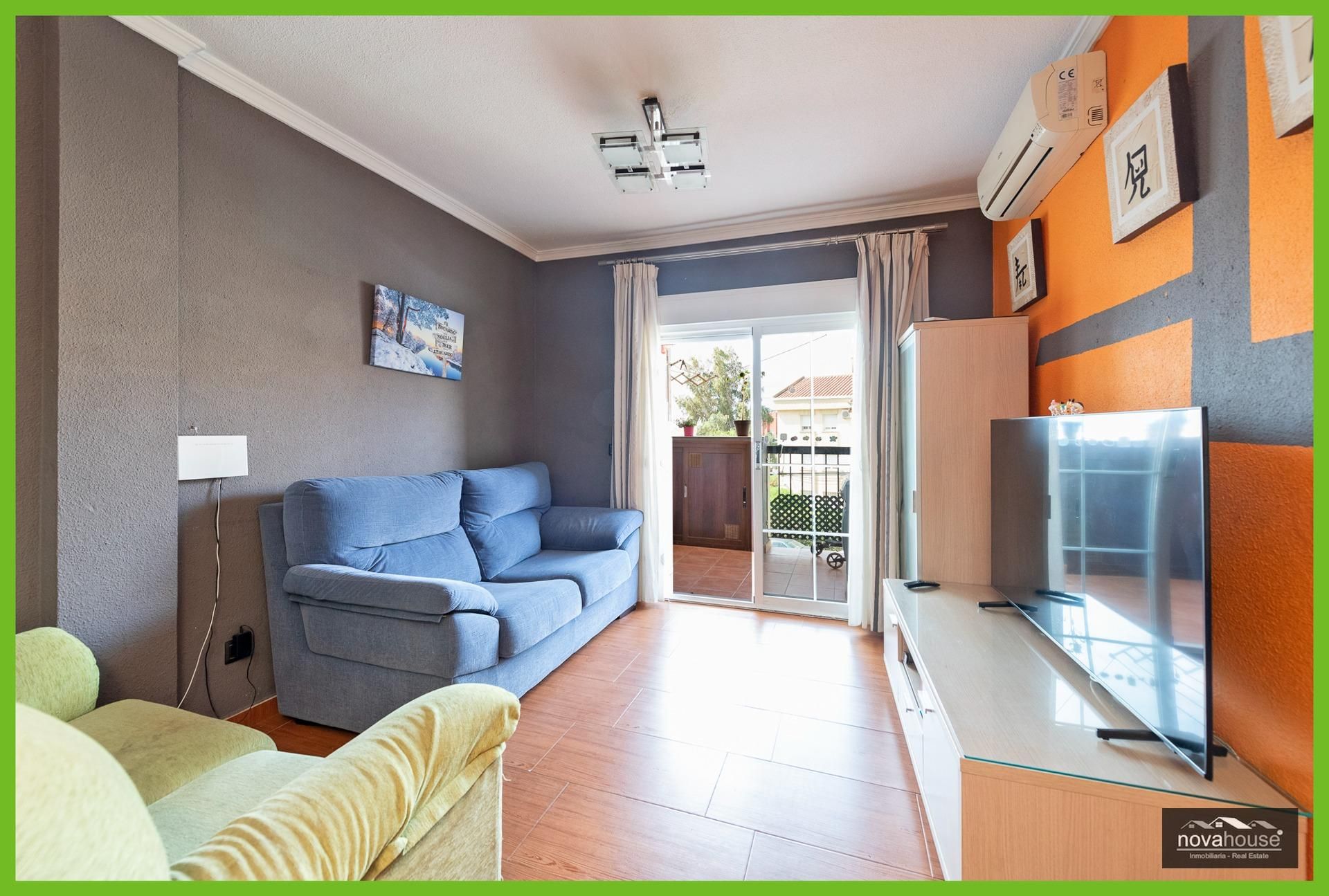 Sala de estar de Planta baja en venta en Rincón de la Victoria con Aire acondicionado, Balcón y Piscina comunitaria
