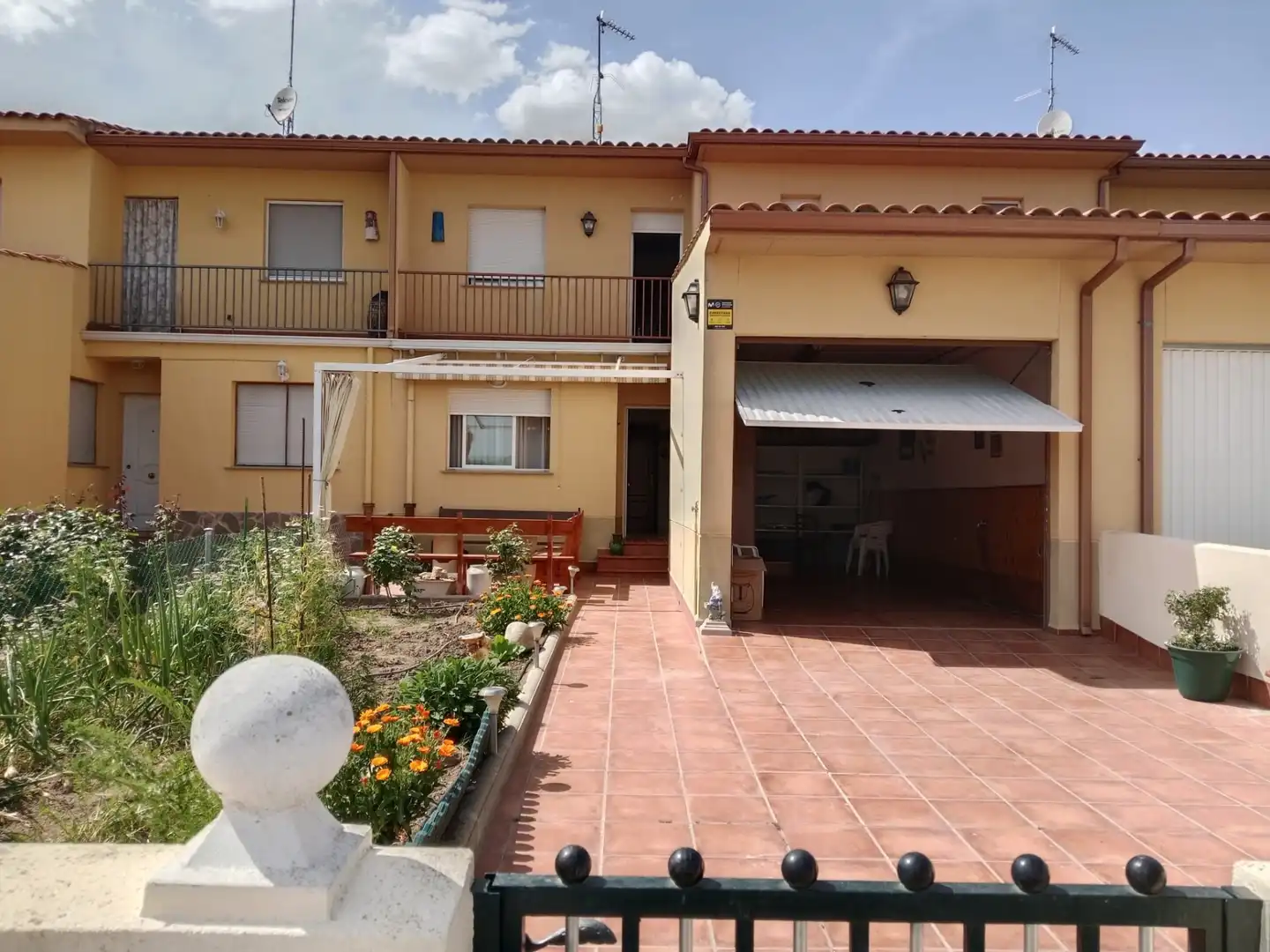 Vista exterior de Casa adosada en venda en Venialbo amb Calefacció, Jardí privat i Balcó