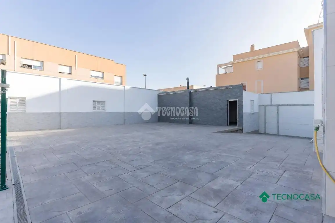 Parking de Casa adosada en venta en Vícar con Aire acondicionado, Trastero y Piscina